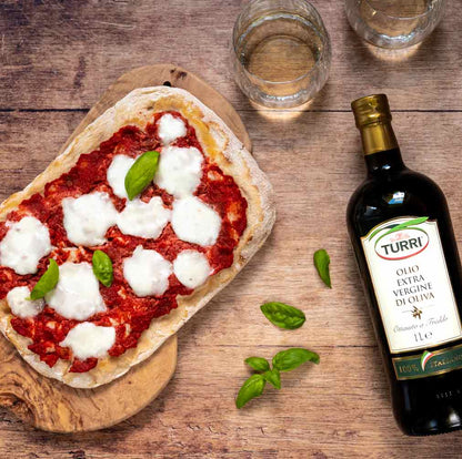 Pizza mit Mozzarella, Turri Olivenöl, Basilikum, zwei Gläser Wasser.