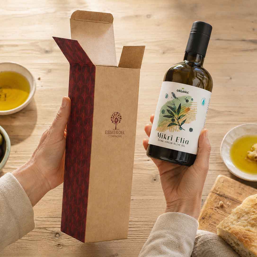 Olivenöl wird aus Geschenkkarton gezogen