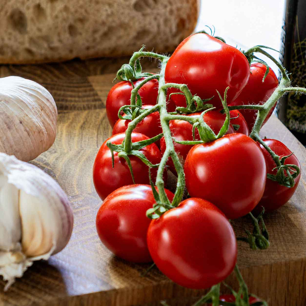 Vollreife Kirschtomaten auf Schneidebrett