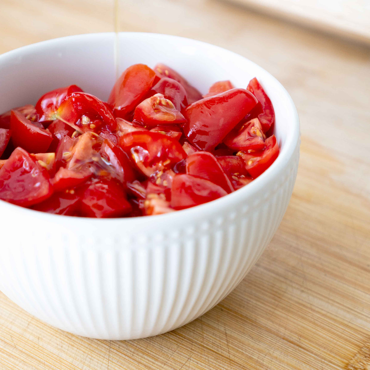 Geschnittene Tomaten mit Olivenöl